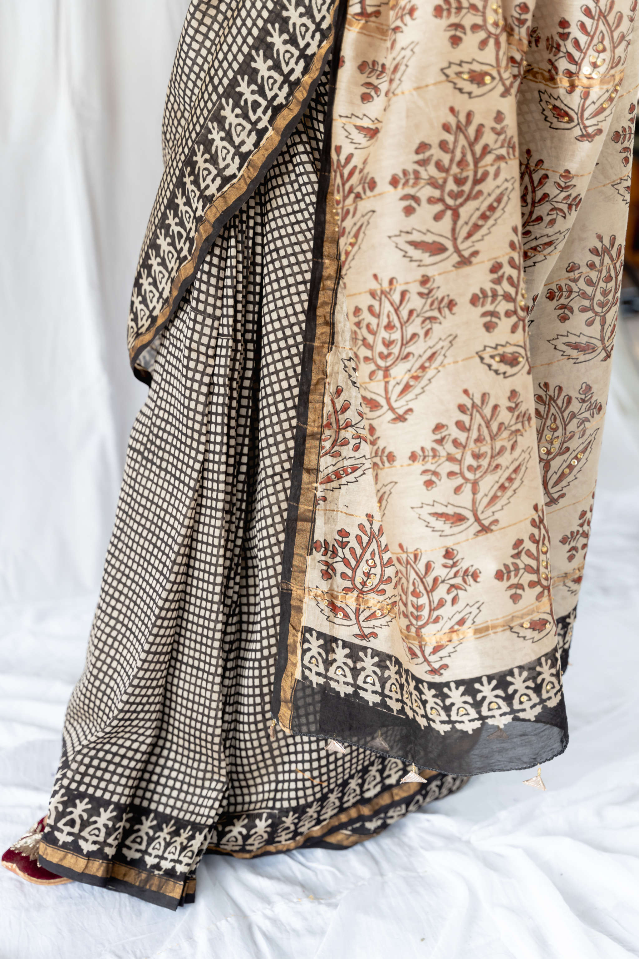 Black Checkered Bagru Print Chanderi Saree / gray and green store