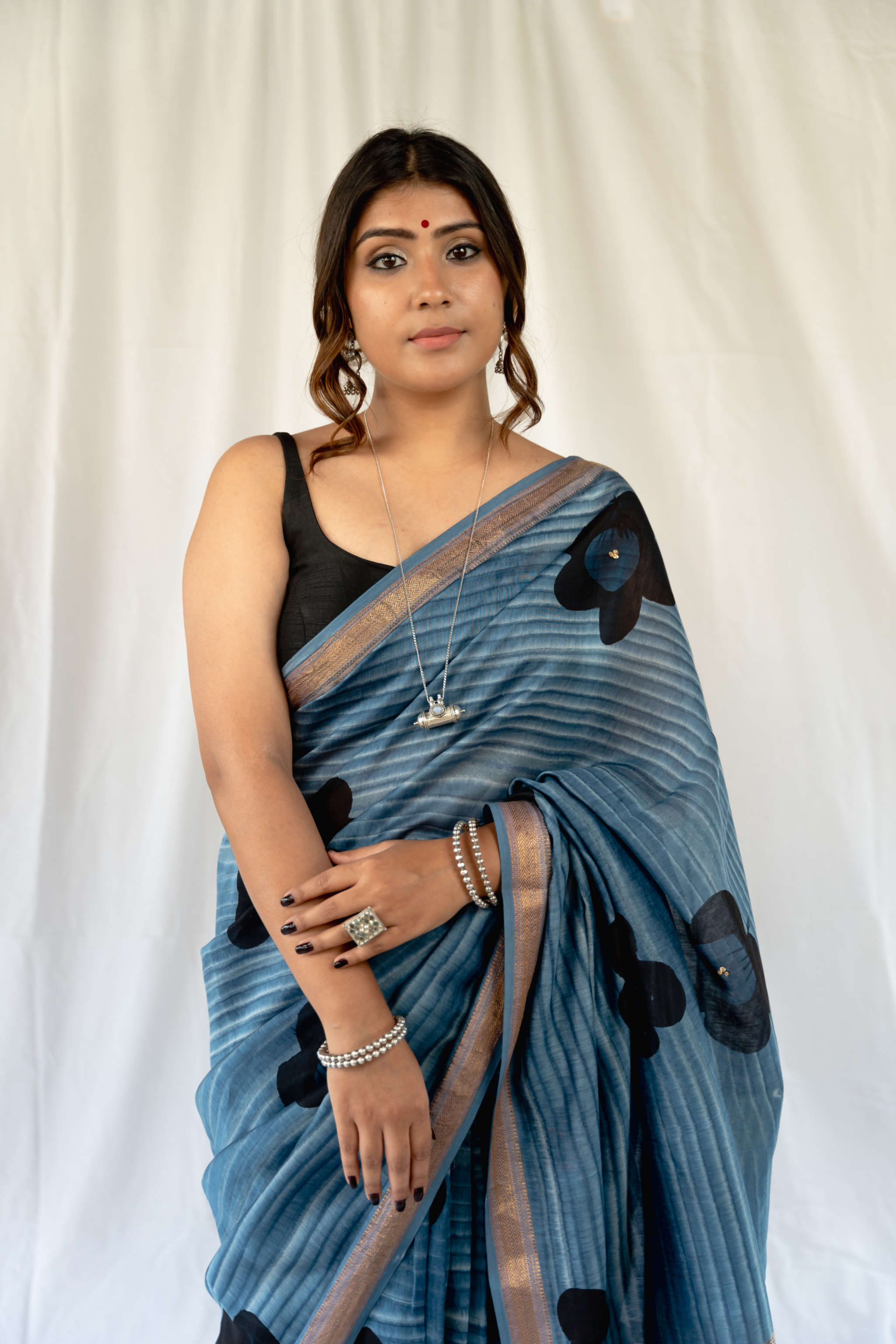 Indigo Brushpaint Maheshwari Embroidered Saree / gray and green store 