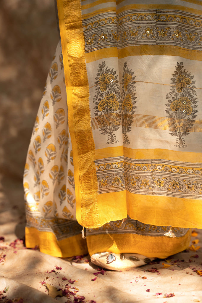 Yellow Flower Handblock Ebroidered Maheshwari Saree / gray and green store 