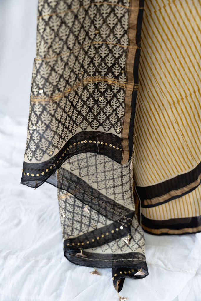 Mustard Lining Bagru Print Chanderi Saree / gray and green store 
